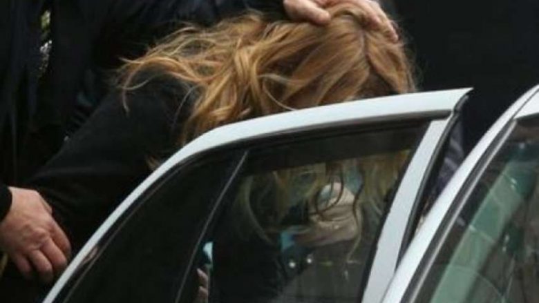 Policia arreston një femër në Vushtrri, ajo ishte duke shërbyer pije në një lokal