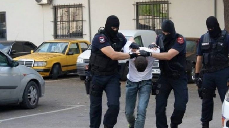 Arrestohen tre persona në Durrës, mashtruan me rezervimin e hoteleve dhe klononin kartela bankare