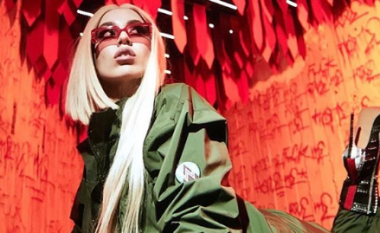 Ava Max paralajmëron projektin e ri me një fotografi provokuese