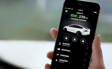 Shoferi i Tesla-s bllokon hajdutin brenda makinës nga telefoni – përmes aplikacionit