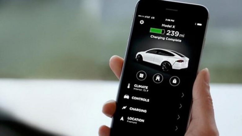 Shoferi i Tesla-s bllokon hajdutin brenda makinës nga telefoni – përmes aplikacionit