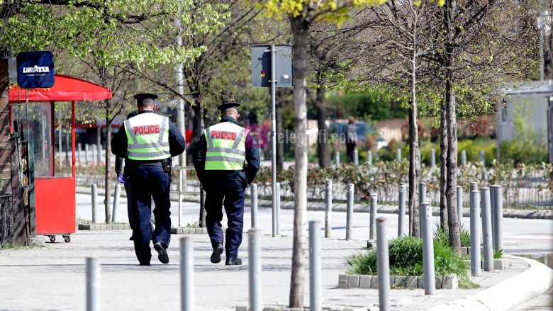 Nuk respektuan orarin e kufizimit të lëvizjes, policia ndalon dy persona në Prizren