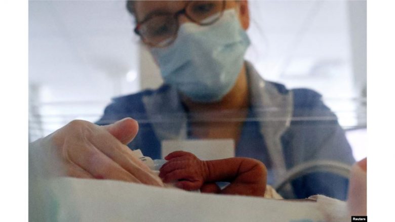 Katër shtatzëna në Kosovë, të sëmura me COVID-19, kanë lindur foshnja të painfektuara