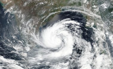 India dhe Bangladeshi përgatiten për uraganin më të fuqishëm në dy dekadat e fundit