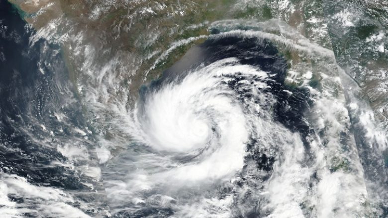 India dhe Bangladeshi përgatiten për uraganin më të fuqishëm në dy dekadat e fundit