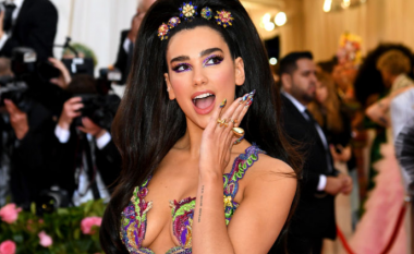 Dua Lipa kujton dukjen e saj në “Met Gala 2019”, ndërsa ndan disa fotografi në Instagram