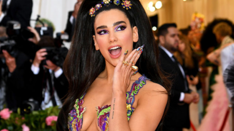 Dua Lipa kujton dukjen e saj në “Met Gala 2019”, ndërsa ndan disa fotografi në Instagram