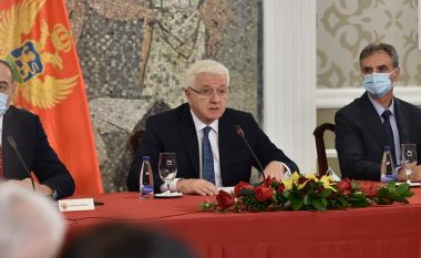 Kryeministri heq maskën e fytyrës, thotë se Mali i Zi bëhet vendi i parë në Evropë “pa coronavirus”