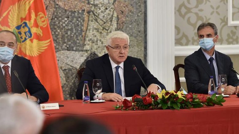 Kryeministri heq maskën e fytyrës, thotë se Mali i Zi bëhet vendi i parë në Evropë “pa coronavirus”