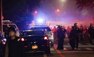 Vazhdojnë demonstratat për vrasjen e burrit me ngjyrë në SHBA, qëllohen me armë dy policë – njëri ndërron jetë