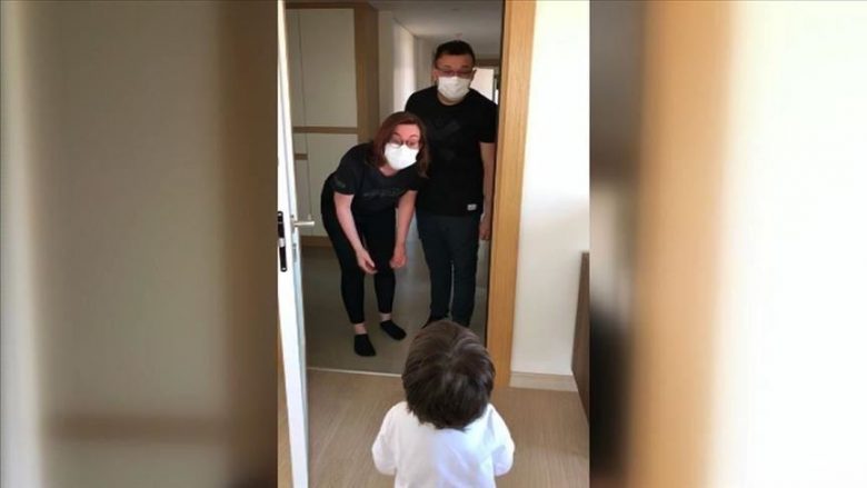 Çifti i mjekëve shërohet nga coronavirusi – pamje që tregojnë takimin me fëmijën e tyre, pas 70 ditësh