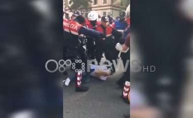 Polici godet me shkelma protestuesin afër Teatrit Kombëtar