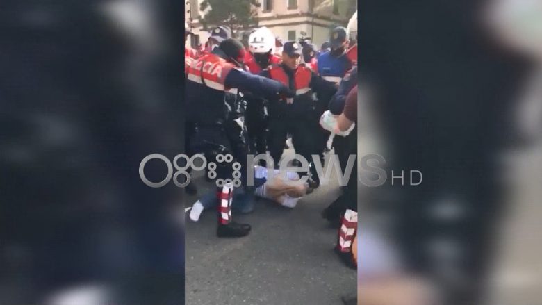 Polici godet me shkelma protestuesin afër Teatrit Kombëtar