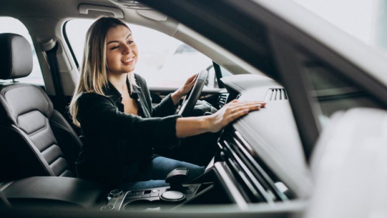 Këshilla të sigurisë për gratë që vozisin vetëm