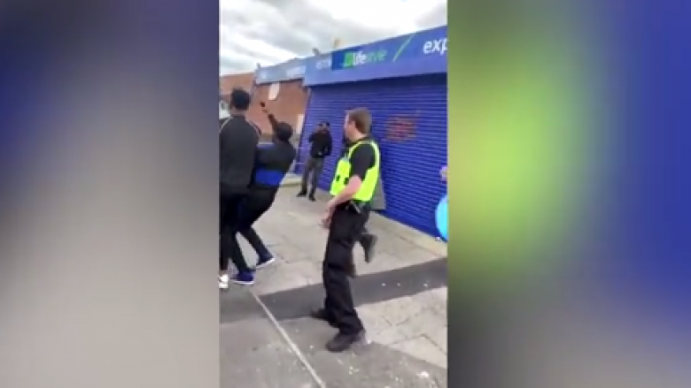 Një grup njerëzish në Angli që qëndronin së bashku, filluan me stërvitje në rrugë – pasi panë se po vinte policia