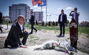 Haradinaj, homazhe te varri i dëshmorit Agron Rrahmani në 22-vjetorin e rënies së tij
