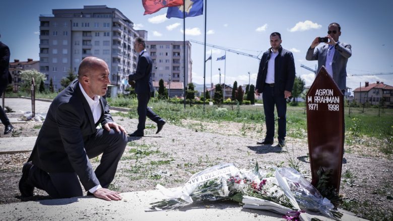 Haradinaj, homazhe te varri i dëshmorit Agron Rrahmani në 22-vjetorin e rënies së tij