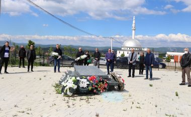 Drejtuesit e FFK-së bëjnë homazhe te varri i ish-presidentit Vokrri