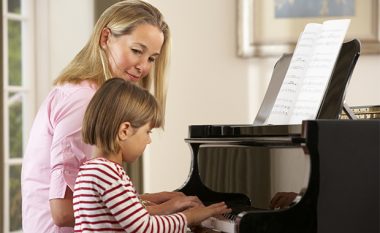 Arsyet e rëndësishme pse fëmija juaj duhet të kalojë sportin dhe të marrë mësime pianoje