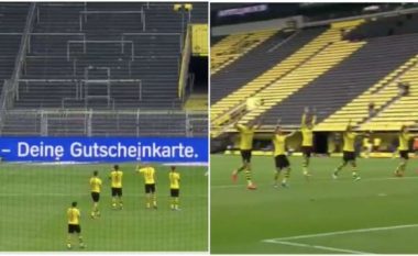 Lojtarët e Dortmundit festuan triumfin 4-0 ndaj Schalkes përballë murit të verdhë që ishte i boshatisur