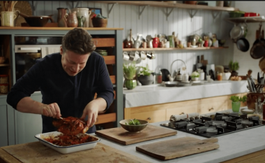 Truk i Jamie Oliverit për pulën e pjekur mirë: Lëkurë kërcëlluese dhe mish i shijshëm!