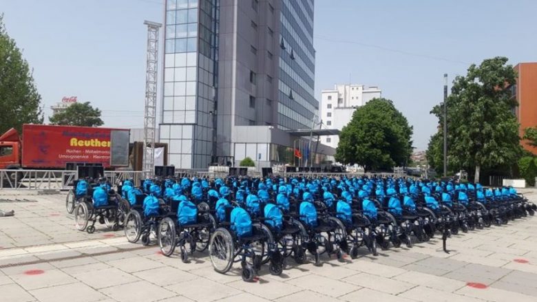 Në shenjë proteste, në sheshin “Skënderbeu” vendosen karroca të personave me nevoja te veçanta