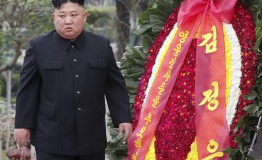 Kim Jong-Un më në fund shfaqet në publik, merr pjesë në ceremoninë e përfundimit të punimeve të një fabrike