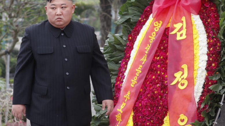Kim Jong-Un më në fund shfaqet në publik, merr pjesë në ceremoninë e përfundimit të punimeve të një fabrike