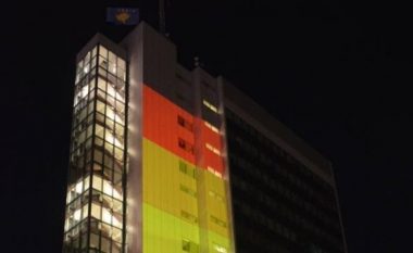 Megjithatë Qeveria pranon ta vendosë flamurin e LGBTI në ndërtesën e saj