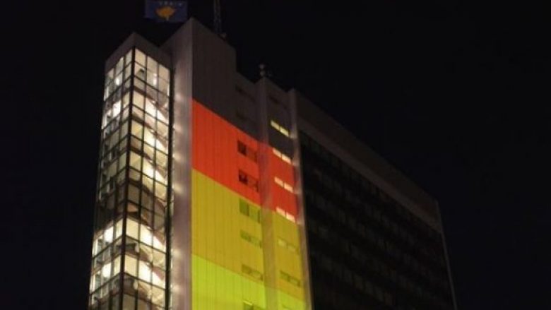 Megjithatë Qeveria pranon ta vendosë flamurin e LGBTI në ndërtesën e saj