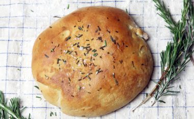 Bukë me rozmarinë: Silleni aromën e detit në shtëpinë tuaj!