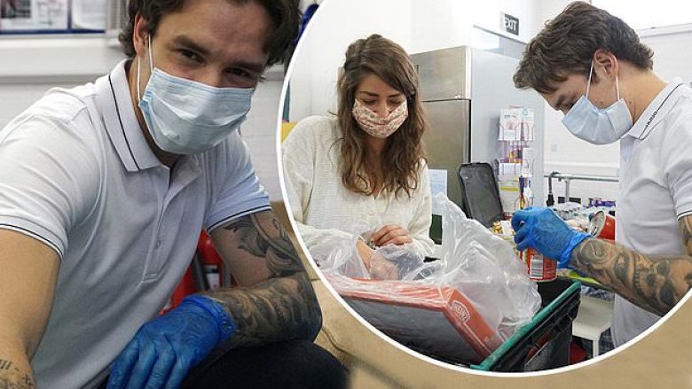 Liam Payne shërben ushqim në një bufe për të varfërit në Londër, gjatë pandemisë COVID-19