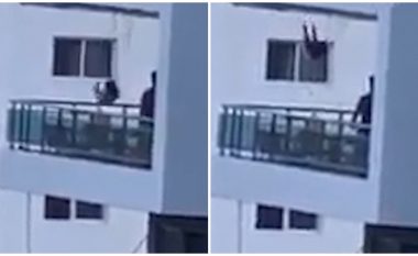 Filmohet burri duke luhatur vajzën e vogël, në tarracën e katit të tetë të apartamentit në Porto Riko