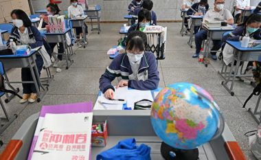 Nxënësit kthehen në klasa në qytetin kinez ku shpërtheu epidemia e coronavirusit