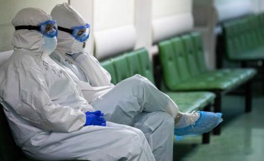 Mjeku i tretë rus bie nga ndërtesa e spitalit ku po trajtohej me COVID-19, ishte detyruar të punonte me pacientët e infektuar