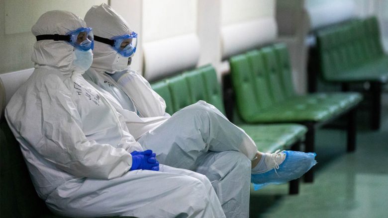Mjeku i tretë rus bie nga ndërtesa e spitalit ku po trajtohej me COVID-19, ishte detyruar të punonte me pacientët e infektuar