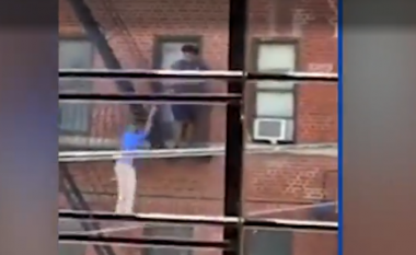 Po kërcënonte një burrë me thikë, momenti kur një grua bie nga kati i tretë i një ndërtese në SHBA