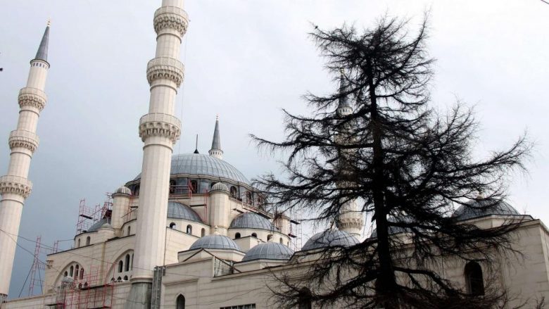 Hakohet sistemi për thirrjen e ezanit në Izmir, nëpër xhami dëgjohet kënga “Bella Ciao” në muajin e shenjtë të Ramazanit