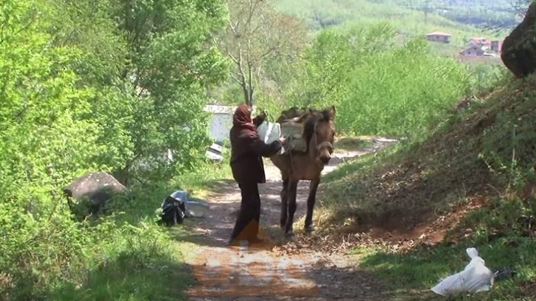 Pandemia bllokon transportin, 72 vjeçarja shqiptare udhëton 3 orë si në mesjetë për të siguruar ilaçe