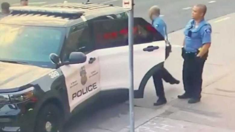 Një video e re thuhet se tregon se si policët ‘luftojnë’ me George Floyd brenda makinës së policisë