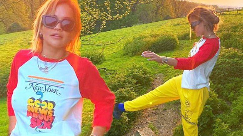 Rita Ora duket tejet atraktive edhe në veshje sportive teksa shëtitet në pyll