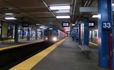 Goditet nga treni, trupi i një të pastrehu në New York bëhet “copë-copë”