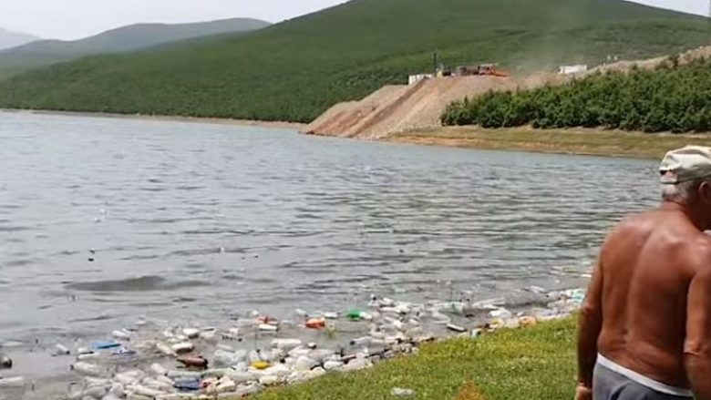 Liqeni i Fierzës në Kukës “përmbytet” nga mbetjet plastike