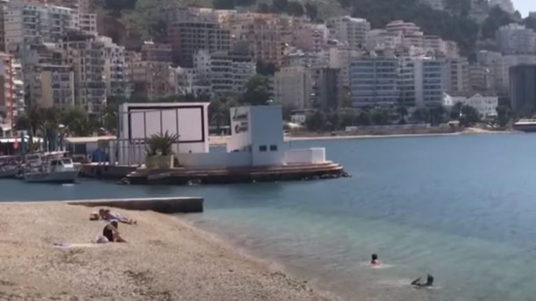 Të moshuarit në Sarandë i kthehen plazhit