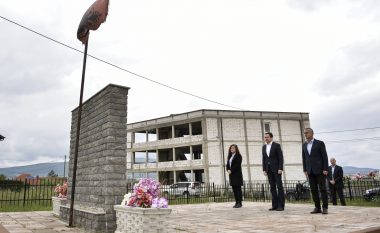 Kurti bëri homazhe në Poklekun e Ri të Drenasit, në përvjetorin e masakrës së 31 majit 1998