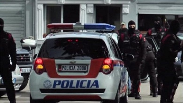 Me maska dhe me armë tentuan të grabisin një banesë, arrestohen 5 të dyshuar në Vlorë