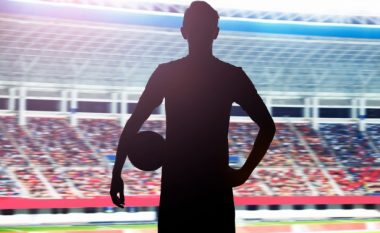 Një futbollist i Ligës Premier akuzohet për përdhunim grupor të një femre