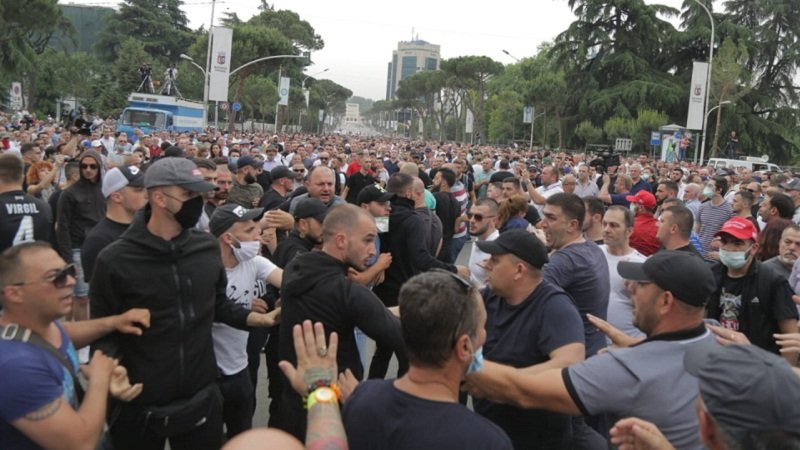 Tensione në protestën e artistëve në Tiranë, dëgjohen dy shpërthime