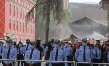 Artistë dhe qytetarë protestojnë në Shqipëri për Teatrin Kombëtar, në protestë edhe opozita