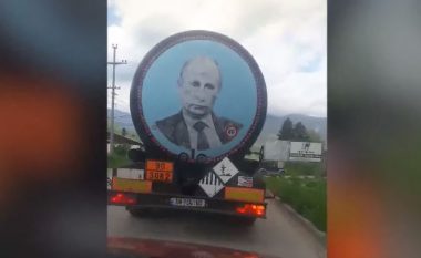 Një maune me fotografinë e Putinit është parë nëpër rrugët e Pejës